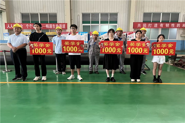 濟(jì)南天盟熱噴涂公司是一家關(guān)注員工和學(xué)生福利企業(yè)，不僅致力于技術(shù)的傳承，更關(guān)注著學(xué)生的成長和發(fā)展。在公司董事長的關(guān)懷下，不僅提供了1000元的企業(yè)學(xué)生援助，還為學(xué)生們提供了溫暖的幫助和支持。  濟(jì)南天盟董事長薛云領(lǐng)上臺致辭，考上大學(xué)是人生關(guān)鍵轉(zhuǎn)折點，也是一個新的起點。集團(tuán)公司非常關(guān)心職工子弟的健康成長，多年來一直用愛心助學(xué)的方式，幫助集團(tuán)內(nèi)員工的子女順利完成學(xué)業(yè)，為社會培育人才，為職工解決后顧之憂。在公司董事長的致辭中，他強(qiáng)調(diào)了企業(yè)的社會責(zé)任和對員工和學(xué)生的關(guān)愛。他表示，企業(yè)不僅要在技術(shù)和產(chǎn)業(yè)上不斷創(chuàng)新，更要關(guān)注員工和學(xué)生的成長。因此，公司決定設(shè)立了1000元的企業(yè)學(xué)生援助，幫助學(xué)生順利完成學(xué)業(yè)。這一舉措得到了員工和學(xué)生的一致好評，也展現(xiàn)了濟(jì)南天盟熱噴涂公司作為一家關(guān)愛型企業(yè)的形象。   愛心企業(yè)助學(xué)-濟(jì)南天盟.jpg  同時一位優(yōu)秀的學(xué)生代表分享了自己的成長故事。他表示，在濟(jì)南天盟熱噴涂公司的關(guān)懷下，他得到了不僅是物質(zhì)上的幫助，更是精神上的支持。他感謝公司為他提供的學(xué)習(xí)機(jī)會和成長平臺，讓他能夠更好地發(fā)展自己的技能和能力。表示自己將努力學(xué)習(xí)，將來也會回報社會，傳承企業(yè)的關(guān)愛精神。  愛心企業(yè)助學(xué)-濟(jì)南天盟..jpg  濟(jì)南天盟熱噴涂公司作為一家關(guān)愛學(xué)生的企業(yè)，不僅在技術(shù)和產(chǎn)業(yè)上有著卓越的表現(xiàn)，更在關(guān)愛員工和學(xué)生方面樹立了良好的榜樣。他們的舉措不僅體現(xiàn)了企業(yè)的社會責(zé)任，更展現(xiàn)了企業(yè)的人文關(guān)懷。通過這樣的舉措，濟(jì)南天盟熱噴涂公司為更多的企業(yè)樹立了良好的榜樣，也為學(xué)生提供了更多的成長機(jī)會。  在未來，希望更多的企業(yè)能夠關(guān)注員工和學(xué)生的成長，傳承企業(yè)的關(guān)愛精神，為社會的發(fā)展貢獻(xiàn)自己的力量。讓我們共同努力，讓關(guān)愛之心在企業(yè)和社會中傳遞，讓更多的學(xué)生能夠得到幫助和支持，共同創(chuàng)造美好的未來。   愛心企業(yè)助學(xué)-濟(jì)南天盟.jpg.jpg